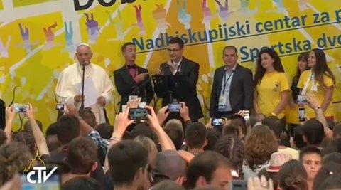 Francisco: Quien habla de paz y trafica armas es un hipócrita