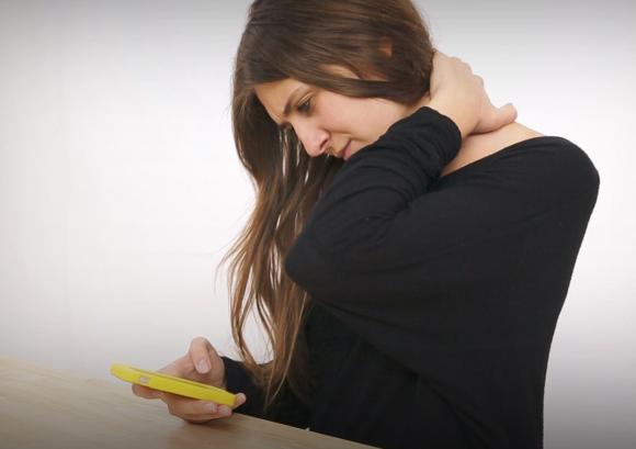 Consejos para que el celular no nos cause ¨cuello de texto¨
