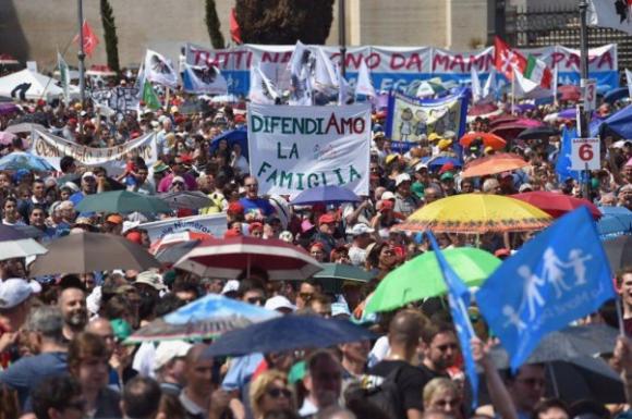 Multitudinaria manifestación en Roma en defensa de la familia y de la educación de los hijos