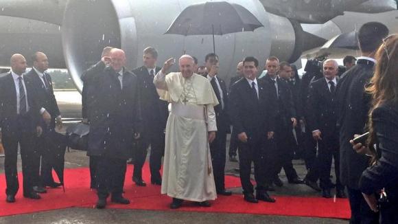El Papa llegó bajo una fuerte lluvia al Paraguay
