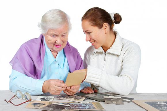 Taller que enseña a cuidar a personas con Alzheimer