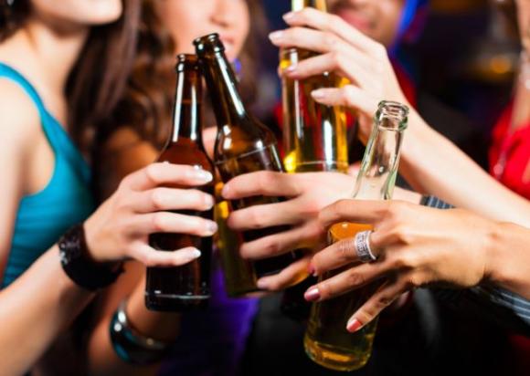 Beber alcohol en grupo aumentaría el consumo