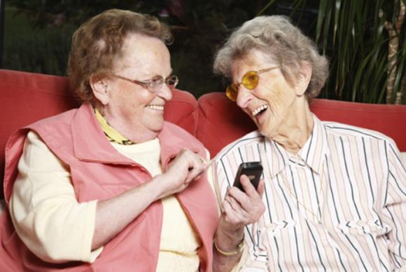 Los adultos mayores prefieren WhatsApp y Facebook 