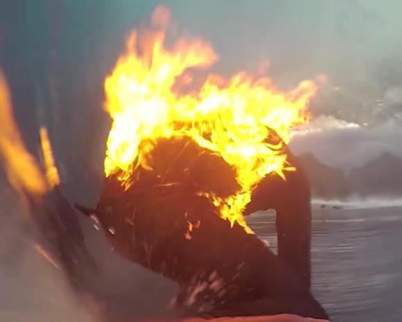 Surfista en “llamas” (Video)