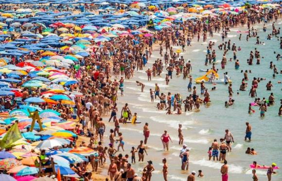 ¡Miles de turistas abarrotan las playas de España!