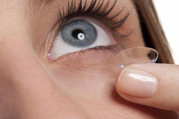 Los usuarios de lentes de contacto corren riesgos con sus ojos 