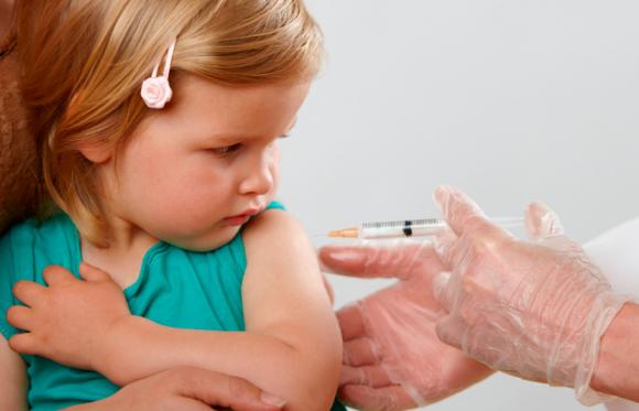 Consejos para minimizar el dolor al vacunar a los niños 