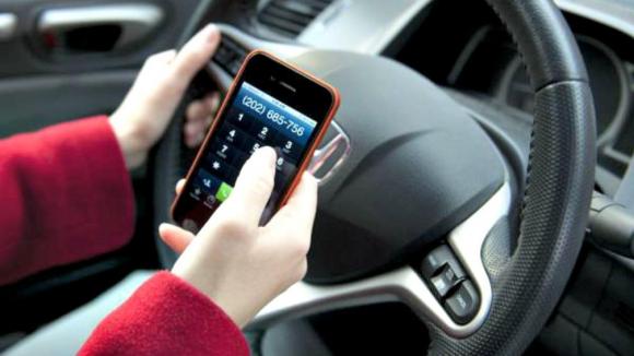 El celular al volante es más peligroso que el alcohol