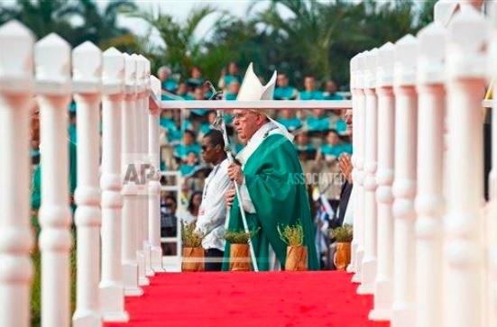Francisco convoca a los cubanos a cuidar y servir a los más frágiles de la sociedad
