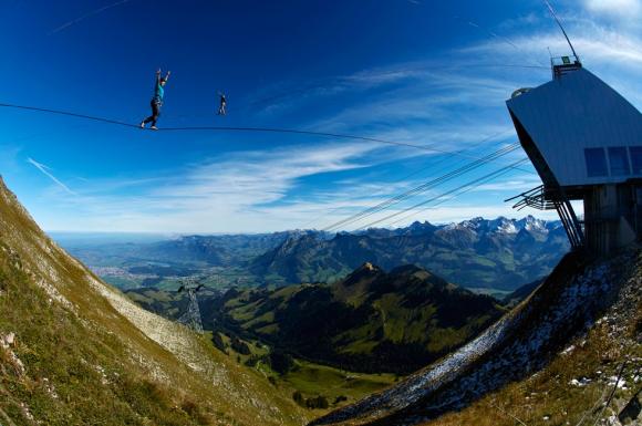Los mejores slackliners del mundo compiten a grandes alturas