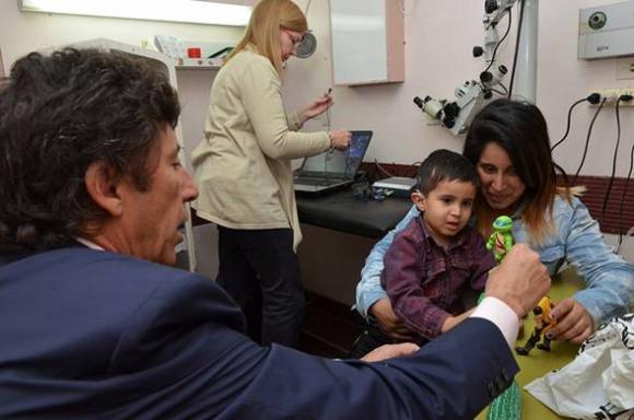 SI: Un niño puede oír por implante realizado en Hospital Infantil 