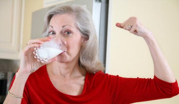 Tomar más calcio quizá no proteja los huesos al envejecer