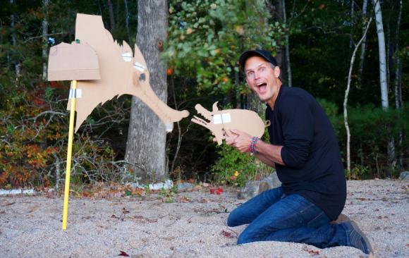 Curiosas figuras de cartón cobran vida en el mundo real