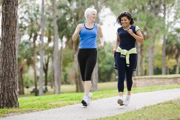 Para quemar más calorías cambie la velocidad al caminar