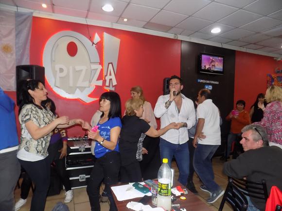 FOTOS SHOW GUSTAVO SANTILLAN EN ¨Q`PIZZA SAN FDO¨