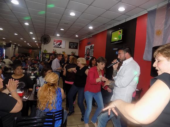 FOTOS SHOW GUSTAVO SANTILLAN EN ¨Q`PIZZA SAN FDO¨