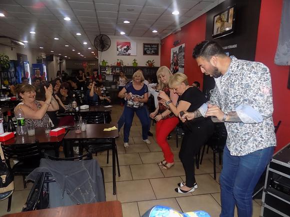 FOTOS SHOW GUSTAVO SANTILLAN EN ¨Q PIZZA SAN FDO¨