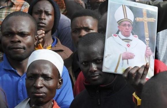 Francisco a jóvenes ugandeses: ¿Están dispuestos a transformar el odio en amor?
