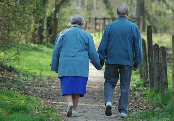 3ra edad: Caminar despacio podría ser un alerta de alzheimer