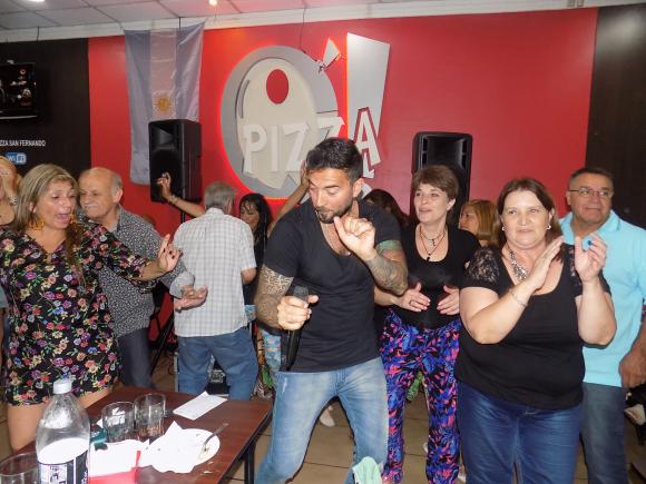 FOTOS SHOW GUSTAVO SANTILLAN EN ¨QPIZZA SAN FDO¨