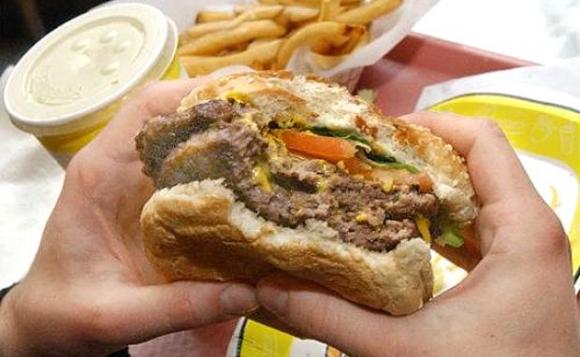 Cada 75 segundos muere una persona por ingerir alimentos contaminados