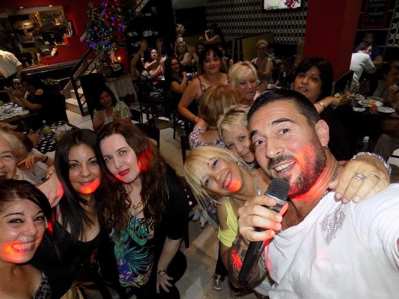 FOTOS SHOW GUSTAVO SANTILLAN EN ¨9 REINAS¨