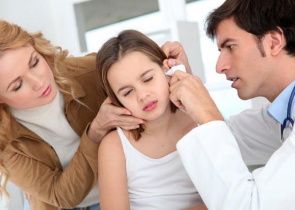 Por la exposición al agua aumentan los casos de otitis externa en verano