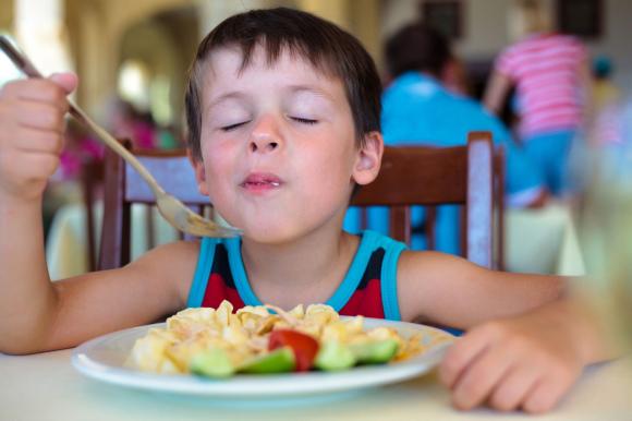 Masticar 30 segundos antes del siguiente bocado evita comer en exceso 