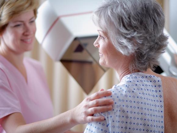 Mamografías regulares benefician a mujeres mayores