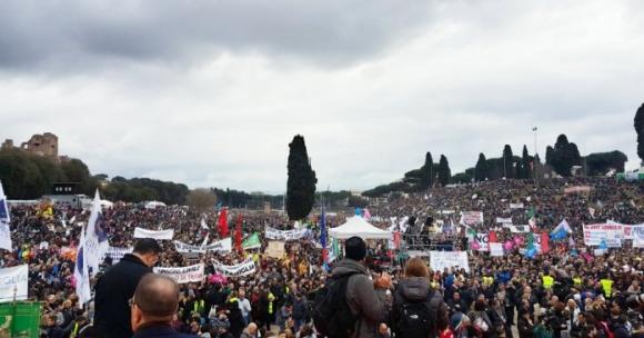 Millones de personas se vuelcan a las calles de Roma y de 98 ciudades italianas en defensa de la familia
