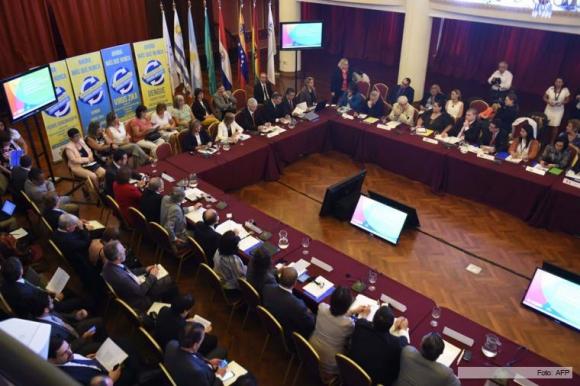 Investigación conjunta, control de fronteras y protocolo común para abordar epidemia de zika en las Américas