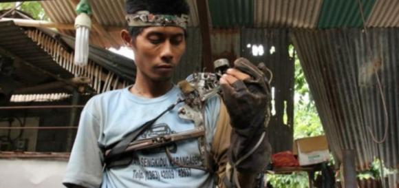 Genio que inventó un brazo biónico considerado el Iron Man de Indonesia