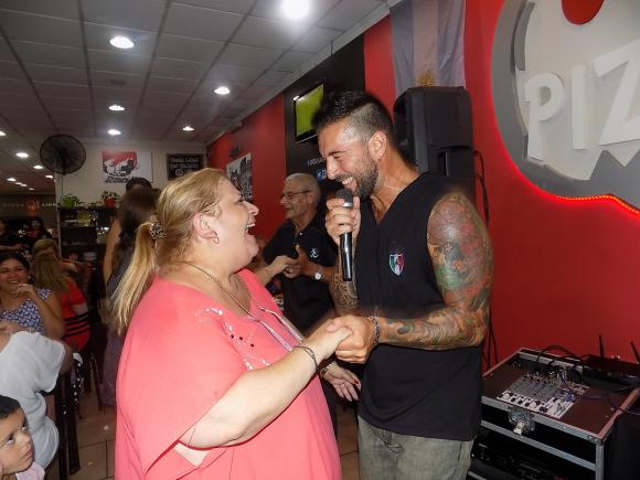 FOTOS SHOW GUSTAVO SANTILLAN EN ¨Q PIZZA SAN FDO¨
