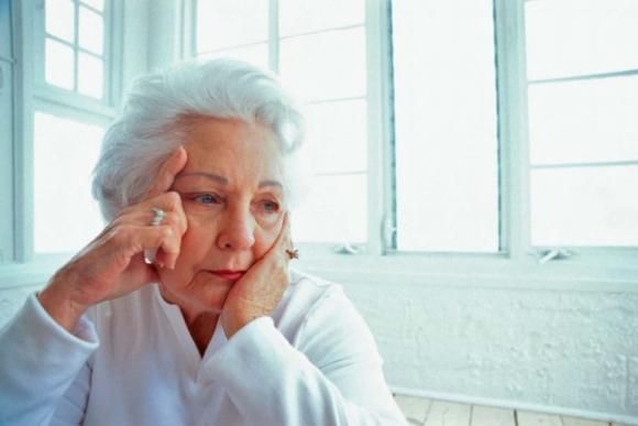 Alzheimer: La pérdida de memoria verbal es menor en mujeres