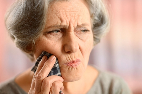 La osteoporosis no causa la pérdida de implantes dentales