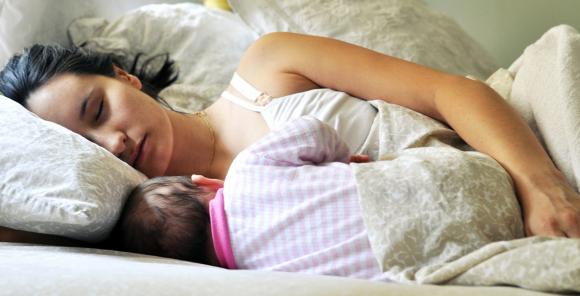 Debate: Aseguran que el colecho reduce un 50% el riesgo de muerte súbita en los bebés