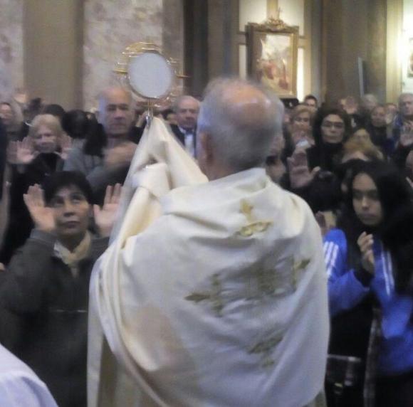 El Card. Poli en Corpus: La Eucaristía compromete a preparar banquetes para los más pobres