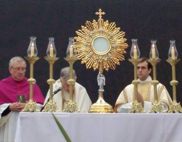 Mons. Aguer: La Eucaristía es el mayor don de la misericordia divina