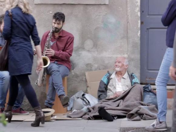 Video del Papa: Ser solidarios con ancianos, marginados y los que están solos
