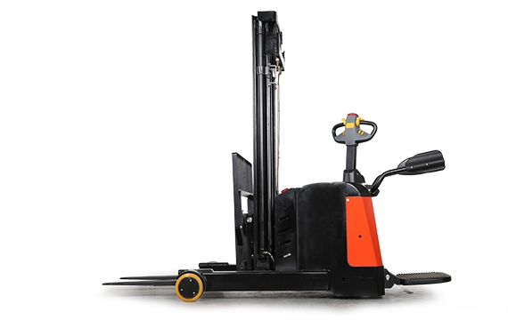 Apilador con torre Retráctil hombre caminando