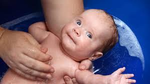 LA IMPORTANCIA DEL MOMENTO DEL BAÑO PARA UN BEBÉ 