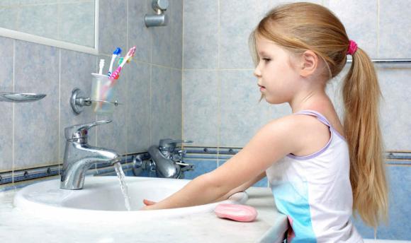 Sólo el 30% de los chicos se lava las manos después de ir al baño
