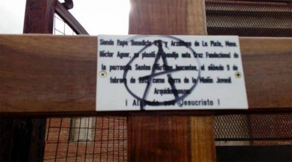 Sacerdote denunció pintada anarquista en un templo de Cambaceres