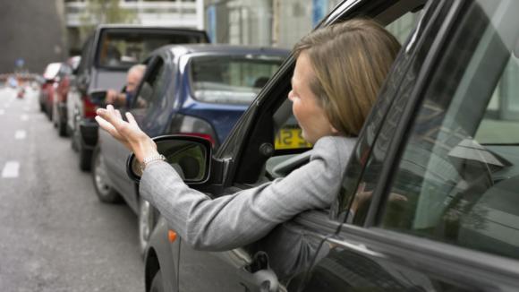 Estar sentado dentro del auto en un atasco es oficialmente malo para la salud