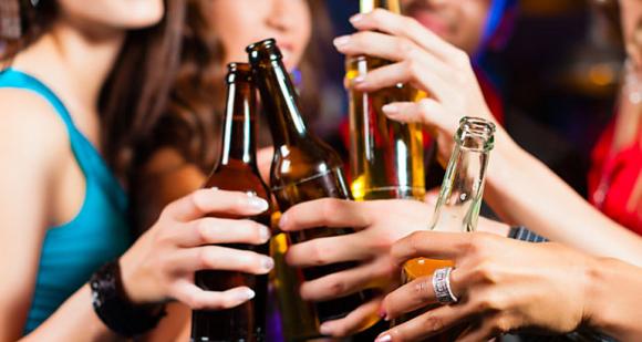 Cómo son los jóvenes que más se enganchan al alcohol