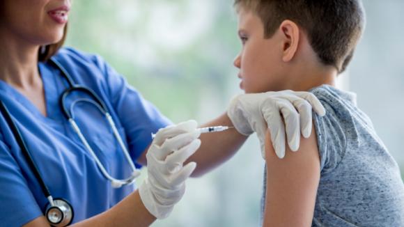 Incorporan vacunación gratuita contra el VPH para niños de 11 años
