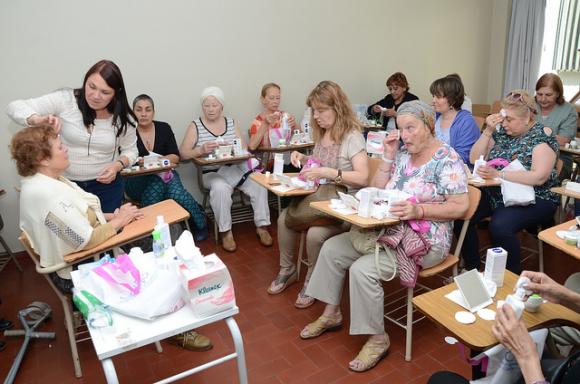 SI: Taller de belleza para mujeres en quimioterapia 