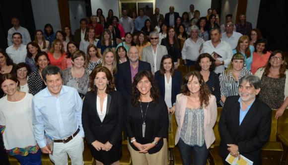 Presentaron un libro para guiar a las familias en el cuidado de los recién nacidos