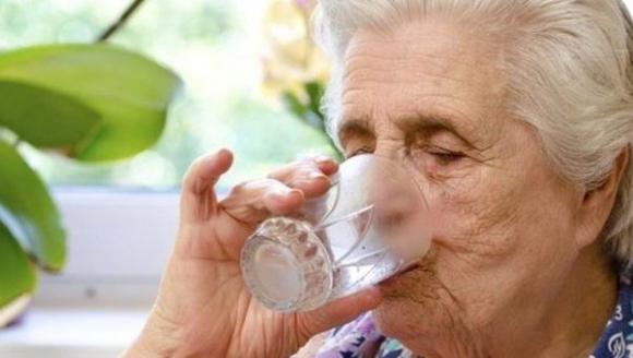Ola de calor: aconsejan hidratar a bebés y adultos mayores