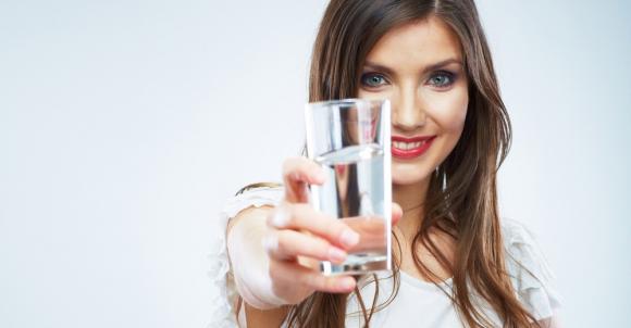  Beneficios sorprendentes de beber 2 litros de agua al día